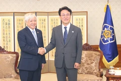 Do Van Chien, membre du Bureau politique, secrétaire du Comité central du Parti et président du Comité central du Front de la Patrie du Vietnam (gauche) et le Premier ministre sud-coréen Kim Min Seok. Photo : VNA