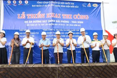 Les dirigeants de la National Power Transmission Corporation, les représentants de la commune de Nguyen Du et d'autres délégués lors de la cérémonie de mise en chantier du projet. (Photo : VNA)