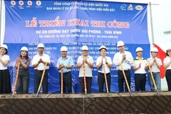 Les dirigeants de la National Power Transmission Corporation, les représentants de la commune de Nguyen Du et d'autres délégués lors de la cérémonie de mise en chantier du projet. (Photo : VNA)