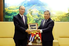 Le secrétaire du Comité provincial du Parti, Vu Dai Thang (à droite), et l'ambassadeur de Cuba au Vietnam, Rogelio Polanco Fuentes, lors de leur rencontre le 13 octobre (Photo : VNA)
