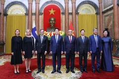 Le président Luong Cuong (quatrième en partant de la gauche), reçoit l'ambassadeur de Finlande, Pekka Voutilainen (troisième en partant de la gauche). (Photo : VNA)