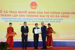 Lors de la cérémonie de publication de la décision du PM sur la création de la Zone de libre commerce de Da Nang. Photo : VNA
