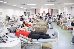 Des jeunes donnent leur sang à l'Institut national d'hématologie et de transfusion sanguine de Hanoï. (Photo : NIHBT)