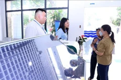 Les fonctionnaires du quartier de Tay Ho, dans la ville de Hanoi, guident les gens dans leurs démarches administratives. Photo : VNA