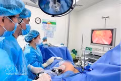 À l'hôpital Cho Ray de Hô Chi Minh-Ville, des médecins pratiquent une mastectomie endoscopique avec reconstruction mammaire immédiate. Photo : VNA