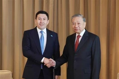 Le secrétaire général du Parti communiste du Vietnam (PCV) To Lam (droite) et le directeur général du Fonds national d'investissement du Kazakhstan. Photo : VNA