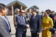 Le président du Sénat malaisien, Dato' Awang Bemee Awang Ali Basah, fait ses adieux au président de l'Assemblée nationale, Tran Thanh Man, et à son épouse. Photo : VNA