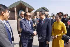 Le président du Sénat malaisien, Dato' Awang Bemee Awang Ali Basah, fait ses adieux au président de l'Assemblée nationale, Tran Thanh Man, et à son épouse. Photo : VNA