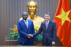 Le Premier ministre Lê Minh Hung (droite) et le ministre angolais des Affaires étrangères, Téte António, en visite officielle au Vietnam. Photo : VNA