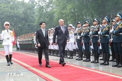 Le président Luong Cuong préside la cérémonie d'accueil officielle de son homologue hongrois Sulyok Tamas. Photo : VNA