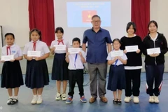 Des étudiants lao participent au concours « J'aime la langue vietnamienne ». Photo : VNA