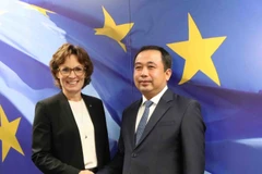 Le ministre vietnamien par intérim de l'Agriculture et de l'Environnement, Tran Duc Thang et Jessica Raswall, commissaire européenne chargée de l'environnement, de la résilience de l'eau et d'une économie circulaire. Photo : VNA