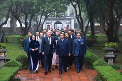 Les Premiers ministres vietnamien et néo-zélandais visitent le Temple de la Littérature à Hanoi. Photo : VNA