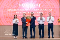 Le président de l'Assemblée nationale, Tran Thanh Man (deuxième à gauche), et les dirigeants de l'Audit d'État du Vietnam lors de la cérémonie. (Photo : VNA)