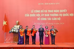 Le président de l'Assemblée nationale, Tran Thanh Man, remet des Résolutions aux vice-présidents de l'Assemblée nationale. Photo : VNA