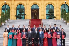 Le président de la République Luong Cuong et de nouveaux ambassadeurs à l'étranger. Photo : VNA