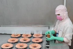 Transformation des crevettes pour l'exportation. (Photo : VNA)