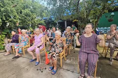 Des personnes âgées sont prises en charge à l’Institut Tâm An, à Hô Chi Minh-Ville. Photo ; VNA