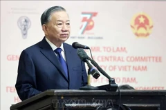 Le secrétaire général du Parti, To Lam, s'est rendu le 24 octobre à l'Université de Sofia et a prononcé un discours politique retraçant les 75 ans d'amitié entre le Vietnam et la Bulgarie. Photo : VNA