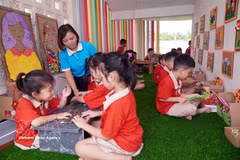 Une enseignante et des enfants du jardin d'enfants Tran Cao de la commune de Quang Hưng, province de Hung Yên, participent à des activités d'apprentissage expérientiel. Photo : VNA