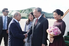 Le premier vice-Premier ministre du Kazakhstan, Yagub Eyyubov, accueille le secrétaire général du Comité central du Parti communiste du Vietnam (PCV), To Lam, et son épouse. Photo : VNA