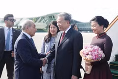 Le premier vice-Premier ministre du Kazakhstan, Yagub Eyyubov, accueille le secrétaire général du Comité central du Parti communiste du Vietnam (PCV), To Lam, et son épouse. Photo : VNA