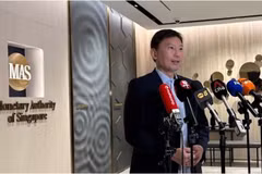 Le vice-président de l'Autorité monétaire de Singapour, Chee Hong Tat, s'adresse aux médias le 27 mars 2026. (Photo : CNA)