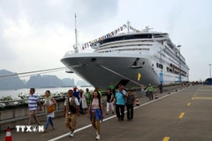 Le navire de croisière Pacific World amène environ 1 700 touristes à Quang Ninh. Photo : VNA