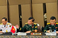 Le général de corps d’armée Hoàng Xuân Chiên, vice-ministre vietnamien de la Défense (centre) lors du dialogue. Photo : VNA
