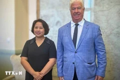 L'ambassadrice Pham Thi Thu Huong rencontre le gouverneur des îles Ioniennes, Yianis Trepeklis. (Photo : VNA)