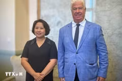 L'ambassadrice Pham Thi Thu Huong rencontre le gouverneur des îles Ioniennes, Yianis Trepeklis. (Photo : VNA)