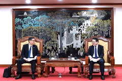 Le vice-ministre des Finances Tran Quoc Phuong (à droite) rencontre le vice-président principal de la JICA, Hayakawa Yuho, à Hanoï le 25 mai. (Photo : Ministère des Finances du Vietnam)