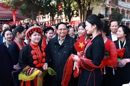 Le Premier ministre Pham Minh Chinh avec des élèves du Lycée des régions montagneuses du Viet Bac, dans la province de Thai Nguyen. Photo : VNA