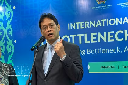 Le ministre indonésien des Finances, Purbaya Yudhi Sadewa, répond aux questions lors du séminaire. Photo : VNA