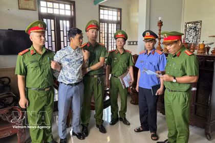 Exécution du mandat d’arrêt et perquisition au domicile de Mai Hoang dans le cadre de l’enquête. Photo : VNA