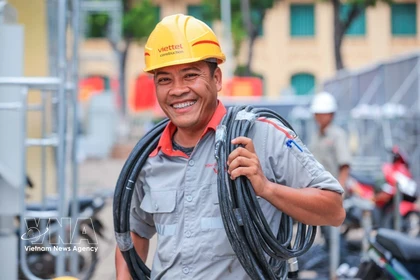 Joie de Bui Duc Nam, technicien de Viettel. Photo : VNA