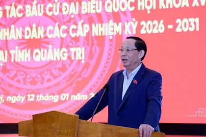 Le vice-président de l’Assemblée nationale, Tran Quang Phuong, travaille à Quang Tri. Photo: VNA