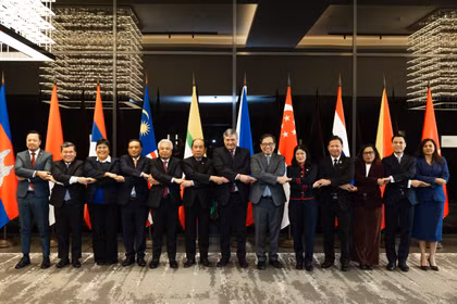 Les vice-ministres des Affaires étrangères et hauts responsables des 11 pays membres de l’ASEAN et de la Russie posent pour une photo de groupe. Photo : ministère des Affaires étrangères du Vietnam