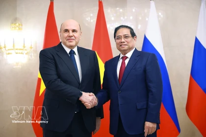 Le Premier ministre Pham Minh Chinh (à droite) et son homologue russe, Mikhaïl Michoustine. Photo: VNA