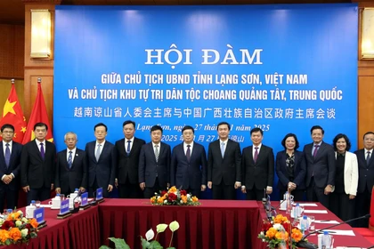 Représentants de Lang Son et du Guangxi (Chine) lors de l'entretien. Photo: VNA