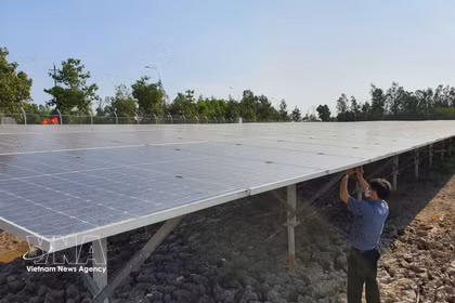 Installation de panneaux solaires en toiture à Can Tho. Photo : VNA