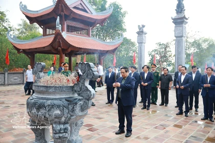 Le Premier ministre Pham Minh Chinh offre de l’encens au mémorial du Président Ho Chi Minh sur le site historique de la colline E2, dans la province de Dien Bien. Photo : VNA
