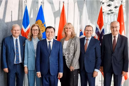 Le vice-ministre vietnamien de l’Industrie et du Commerce, Nguyen Sinh Nhat Tan, et des représentants des pays de l’EFTA. Photo : tapchicongthuong.vn