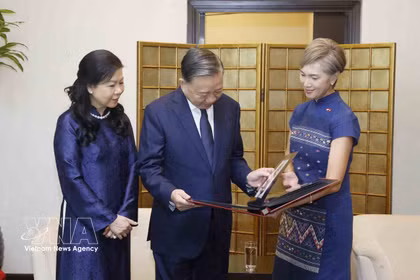 À l’aéroport international de Changi, la ministre singapourienne du Développement numérique et de l’Information, Josephine Teo, remet au secrétaire général du PCV et président vietnamien, To Lam, ainsi qu’à son épouse, un album photo retraçant les temps forts de leur séjour à Singapour. Photo : VNA 