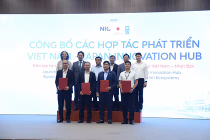 Les organisateurs présentent les orientations de coopération entre le Vietnam et ses partenaires pour développer l’écosystème d’innovation et les secteurs technologiques stratégiques au Vietnam. Photo : tapchikinhtetaichinh.vn