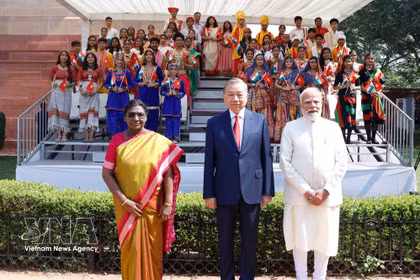 La présidente de l’Inde, Droupadi Murmu, et le Premier ministre Narendra Modi président conjointement la cérémonie d'accueil du dirigeant vietnamien To Lam. Photo: VNA