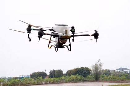 La coopérative de jeunesse Nam Dai Duong, dans la commune de Nghia Hung (province de Ninh Binh), utilise des drones pour le semis du riz. Photo d'illustration : Nguyen Lanh - VNA