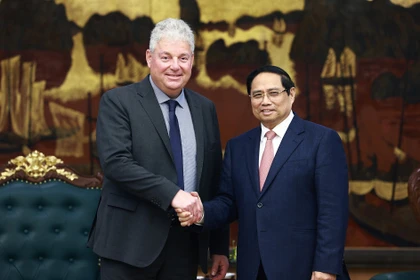 Le Premier ministre Pham Minh Chinh et Eduard Stiphout, vice-président principal du groupe ASML (Pays-Bas). Photo: VNA