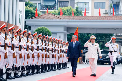 Le secrétaire général du Parti et président de l'État, To Lam, passe en revue la garde d'honneur de la Police populaire. Photo : VNA
