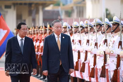 Le président du PPC et président du Sénat du Cambodge, Samdech Techo Hun Sen, et le secrétaire général du PCV, To Lam, en visite d’État au Cambodge, le matin du 6 février 2026, à Phnom Penh. Photo : VNA